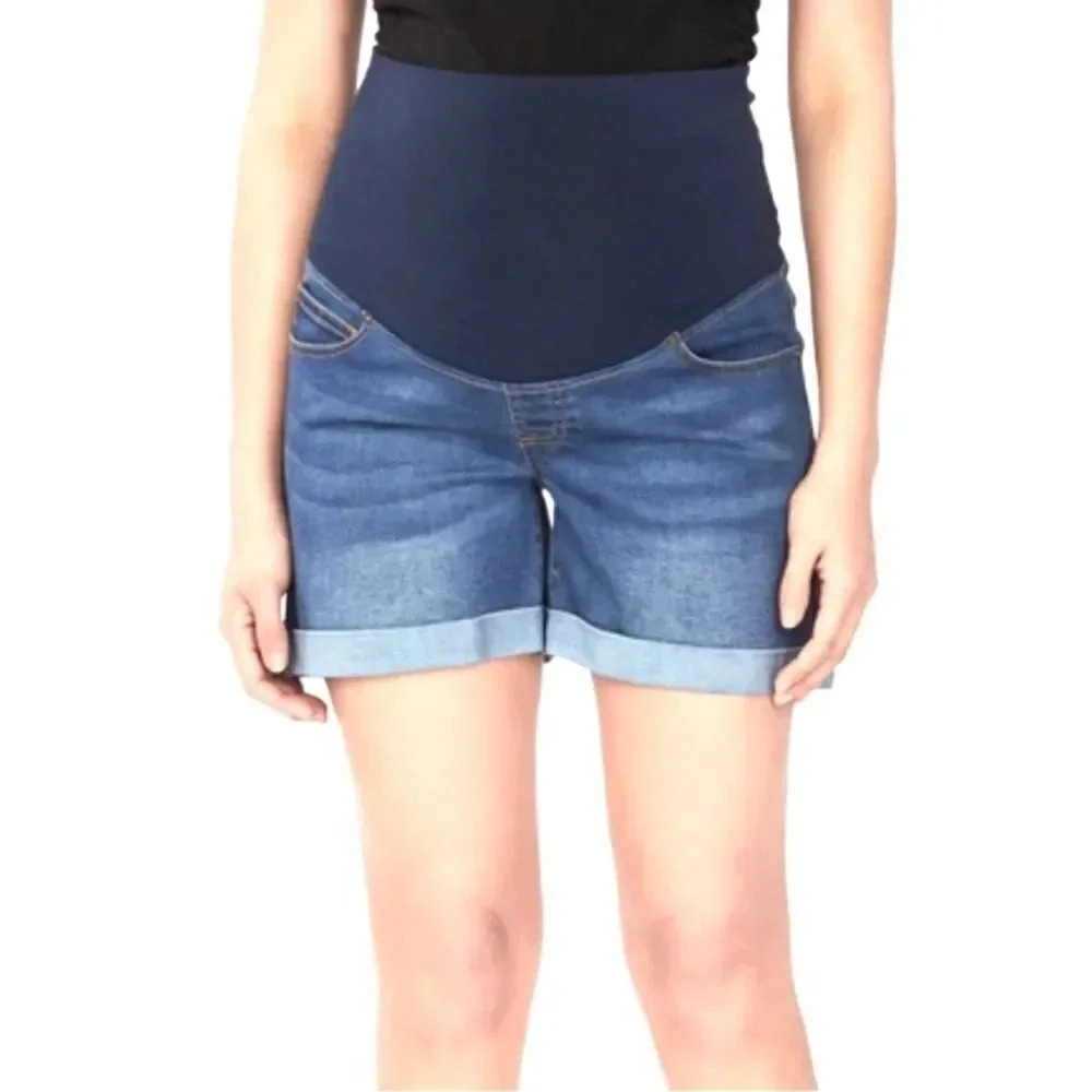 Levi’s signature maternity jean shorts, over the belly. Cuffed. Size small - Picture 11 of 11